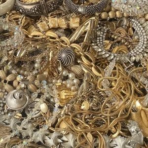 1/2 Lb Vtg 2 Now Estate Costume Jewelry Lot Some Signed All Wearable Silver Gold